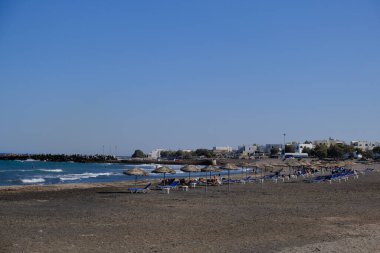 18 Ağustos 2020 'de Yunanistan' ın Santorini adasındaki plajda katlanmış plaj şemsiyeleri ve boş güneşlikler
