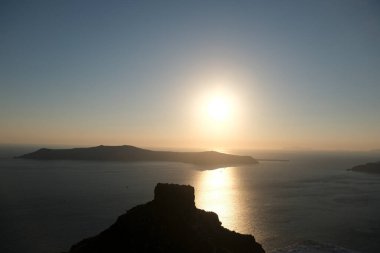 Yazın Santorini adasındaki Imerovigli köyünde kalderaya ve denize bakan günbatımı. Yunanistan. 