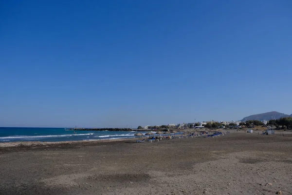 Filas Sombrillas Plegadas Tumbonas Vacías Playa Isla Santorini Grecia Agosto — Foto de Stock