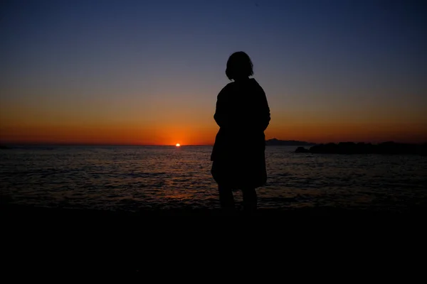 Eine Frau Genießt Den Sonnenaufgang Strand — Stockfoto