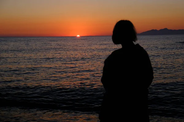 Una Donna Godersi Alba Una Spiaggia — Foto Stock