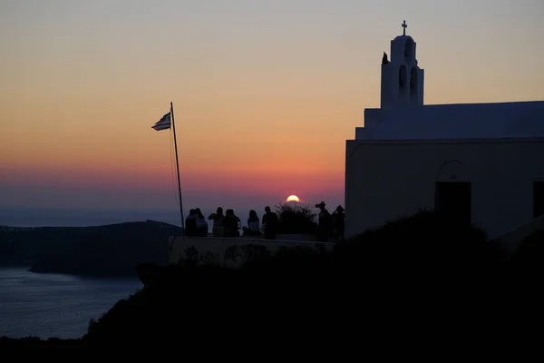 Ihmiset Nauttivat Auringonlaskusta Imeroviglin Kylässä Santorinin Saarella Kreikassa Elokuuta 2020 — kuvapankkivalokuva