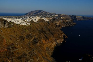 18 Ağustos 2020 'de Yunanistan' ın Santorini adasındaki Imerovigli kasabasını gösteren bir hava görüntüsü.
