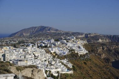 18 Ağustos 2020 'de Yunanistan' ın Santorini adasındaki Imerovigli kasabasını gösteren bir hava görüntüsü.