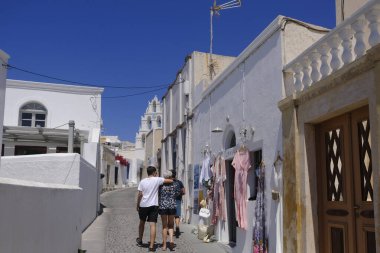 Turistler, 18 Ağustos 2020 'de Yunanistan' ın Santorini kentinde resmi yollardan yürüyorlar..