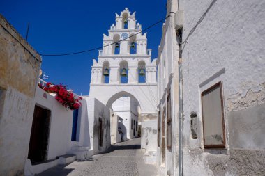 Santorini 'nin 18 Ağustos 2020 Santorini, Yunanistan' daki manzaralı yolları.