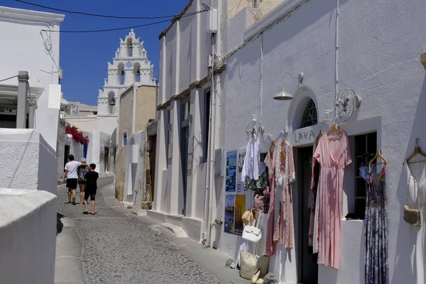 2020年8月18日 游客们在希腊圣托里尼风景如画的小径上漫步 — 图库照片