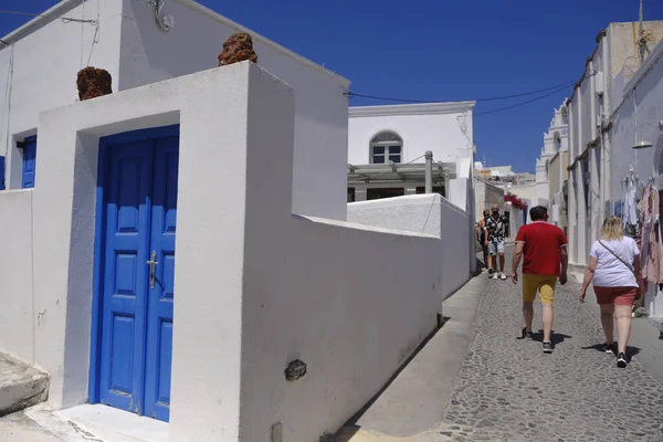 Turistas Caminham Caminhos Pitorescos Santorini Agosto 2020 Santorini Grécia — Fotografia de Stock