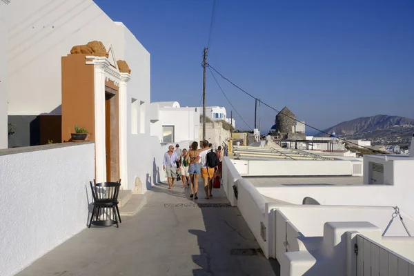 2020年8月18日 游客们在希腊圣托里尼风景如画的小径上漫步 — 图库照片