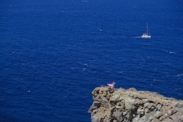 レガッタの帆船とカタマランは2020年8月18日にサントリーニ島の海でギリシャのサントリーニ島 — ストック写真
