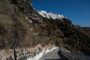 15 Ağustos 2020 'de Yunanistan' ın Santorini adasındaki boş sokakların manzarası.