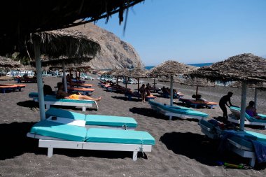 Sahildeki boş güneşlik manzarası. Santorini Adası, Yunanistan 15 Ağustos 2020.