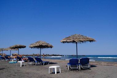 Sahildeki boş güneşlik manzarası. Santorini Adası, Yunanistan 15 Ağustos 2020.