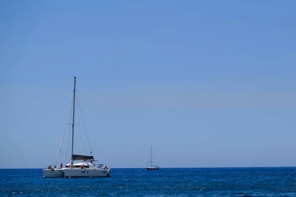 Регата Парусная Лодка Катамаран Море Санторини Августа 2020 Санторини Греция — стоковое фото
