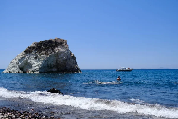 人々は2020年8月14日にギリシャのホワイトビーチで太陽と海を楽しむ — ストック写真
