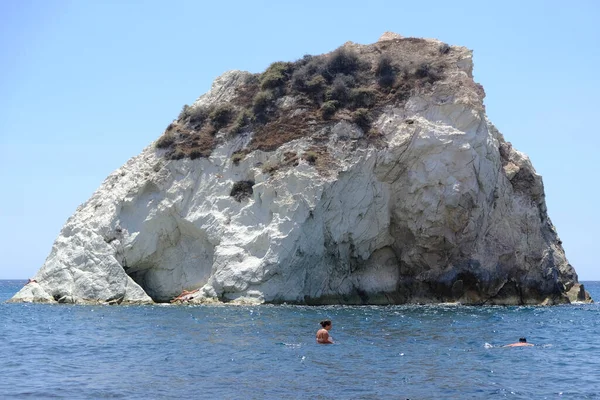 人々は2020年8月14日にギリシャのホワイトビーチで太陽と海を楽しむ — ストック写真
