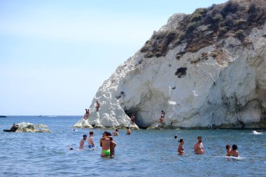 İnsanlar 14 Ağustos 2020 'de Yunanistan' daki White Beach 'te güneş ve denizin keyfini çıkarıyorlar.