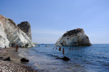 İnsanlar 14 Ağustos 2020 'de Yunanistan' daki White Beach 'te güneş ve denizin keyfini çıkarıyorlar.