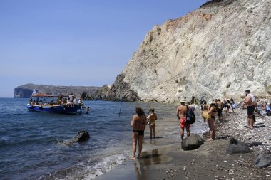 İnsanlar 14 Ağustos 2020 'de Yunanistan' daki White Beach 'te güneş ve denizin keyfini çıkarıyorlar.