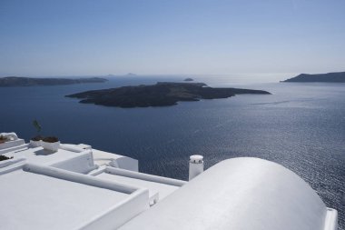 15 Ağustos 2020 'de Yunanistan' ın Santorini adasındaki kapalı otel ve tatil beldeleri manzarası.