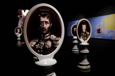 İnsanlar 19 Eylül 2020 'de Waterloo, Belçika yakınlarındaki Braine-l' Alleud 'daki Waterloo Muharebesi müzesinde bir tura çıkıyor.