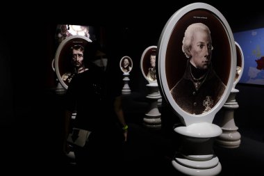 İnsanlar 19 Eylül 2020 'de Waterloo, Belçika yakınlarındaki Braine-l' Alleud 'daki Waterloo Muharebesi müzesinde bir tura çıkıyor.