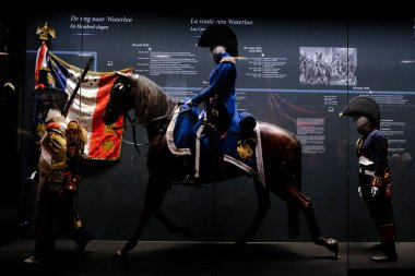 İnsanlar 19 Eylül 2020 'de Waterloo, Belçika yakınlarındaki Braine-l' Alleud 'daki Waterloo Muharebesi müzesinde bir tura çıkıyor.