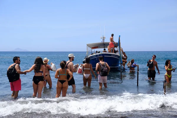 People Wait Embarked Boat White Beach Greece Aug 2020 — Stock Photo, Image