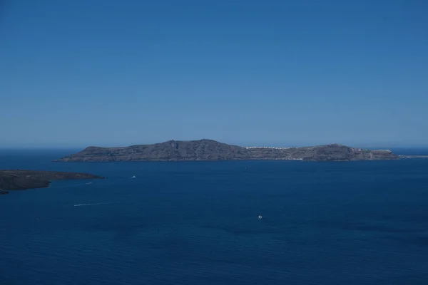 ギリシャサントリーニ島からのネア カメニ島の眺め — ストック写真