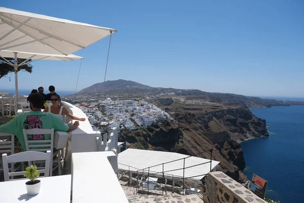 Los Clientes Disfrutan Comida Restaurante Isla Santorini Grecia Agosto 2020 — Foto de Stock