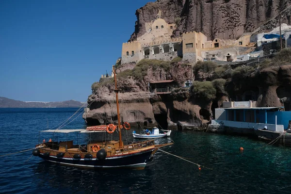Tradycyjne Domy Jaskiniowe Starym Porcie Fira Grecji Sierpnia 2020 — Zdjęcie stockowe