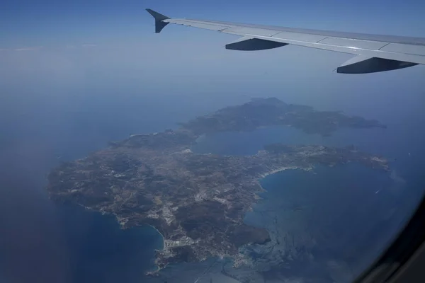 飛行機の窓からギリシャのミロス島の眺め — ストック写真