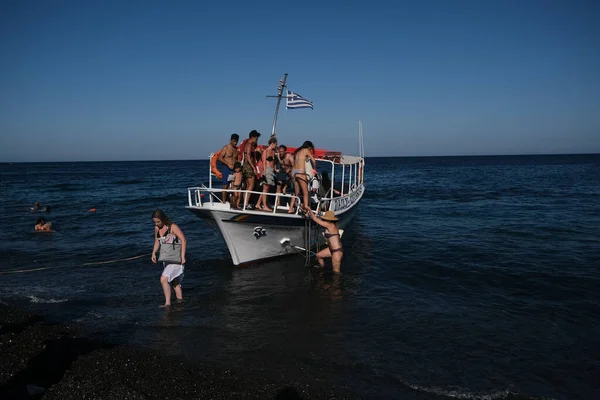 Pessoas Esperam Para Embarcar Barco Kamari Beach Grécia Agosto 2020 — Fotografia de Stock