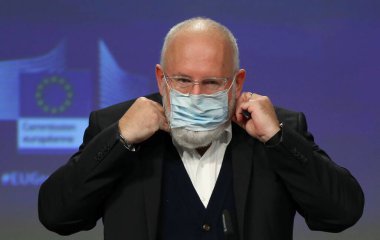 AB Komiseri Kadri Simson ve AB Komiseri Frans Timmermans 14 Ekim 2020 'de Brüksel, Belçika' daki AB Komisyonu genel merkezinde ortak basın toplantısı düzenlediler.