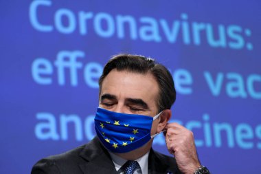 AB Komiseri Margaritas Schinas ve AB Komisyon Üyesi Stella Kyriakides, 15 Ekim 2020 'de Brüksel, Belçika' da Coronavirus Covid-19 AB Aşı Stratejisi hakkında basın toplantısı düzenlediler..