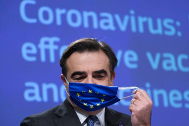 AB Komiseri Margaritas Schinas ve AB Komisyon Üyesi Stella Kyriakides, 15 Ekim 2020 'de Brüksel, Belçika' da Coronavirus Covid-19 AB Aşı Stratejisi hakkında basın toplantısı düzenlediler..