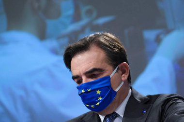 AB Komiseri Margaritas Schinas ve AB Komisyon Üyesi Stella Kyriakides, 15 Ekim 2020 'de Brüksel, Belçika' da Coronavirus Covid-19 AB Aşı Stratejisi hakkında basın toplantısı düzenlediler..