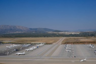 Atina, Yunanistan 'da 12 Ağustos 2020' de düzenlenen yatılı operasyonlar sırasında Atina uluslararası havaalanında PArked uçakları