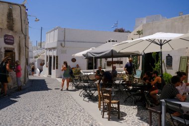Yunanistan 'ın Santorini adasındaki COVID-19 salgını sırasında boş kafe ve restoran, 18 Ağustos 2020