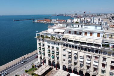 Yunanistan 'ın kuzeyindeki Selanik kentinde 28 Temmuz 2020' de deniz kenarındaki konutların manzarası.