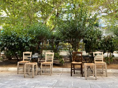 (COVID-19) salgını sırasında Atina, Yunanistan 'da 11 Ağustos 2020' de boş kafe