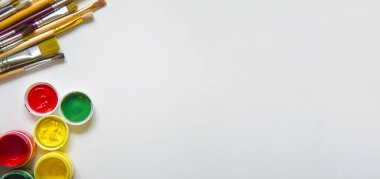 Boyalar ve fırçalar.