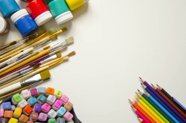 Boyalar ve fırçalar, kalem ve marker