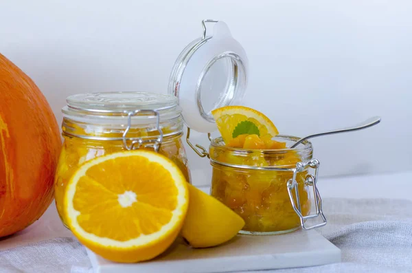 Kürbismarmelade oder Confiture mit Orange und Zitrone. — Stockfoto