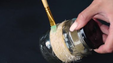 Kokteyl için kendin yap cam kavanoz. Cam kavanoz ip sarılmış ve tutkal ile kaplı. Close.