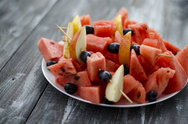 Dilimler halinde kırmızı dilimlenmiş karpuz