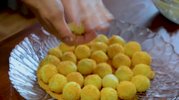 煮奶酪球 在锅中煎炸 在框架中 女孩的手做奶酪球 并浸入饼干 筹备过程 — 图库视频影像