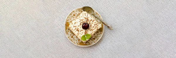 Tiramisu, uma sobremesa tradicional italiana em um fundo claro. Close-up — Fotografia de Stock