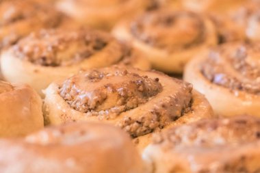 Kahvaltı, tatlı veya brunch için lezzetli mayalı hamur hamur işleri. Lezzetli sulu yedeklenmiş geleneksel ürünler ekmek veya şekerleme.