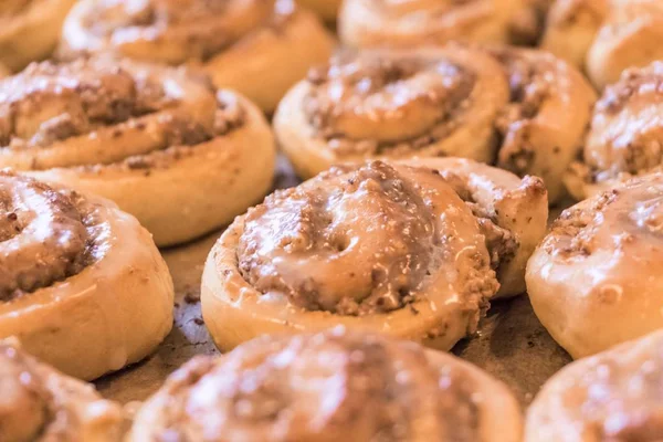 Kahvaltı, tatlı veya brunch için lezzetli mayalı hamur hamur işleri. Lezzetli sulu yedeklenmiş geleneksel ürünler ekmek veya şekerleme.